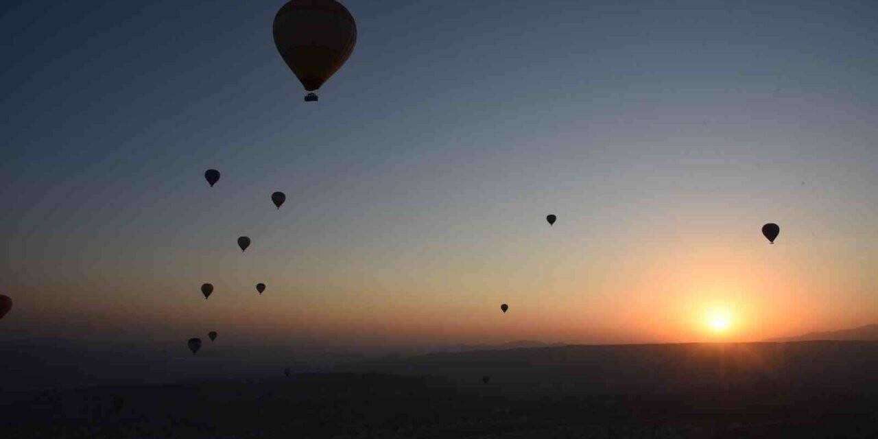 Kapadokya’da fırtına nedeniyle balon uçuşları iptal edildi