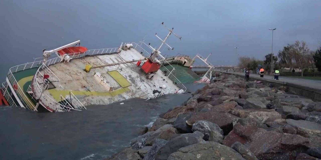 Maltepe’de fırtınada yan yatan geminin akıbeti gün ağarınca görüldü