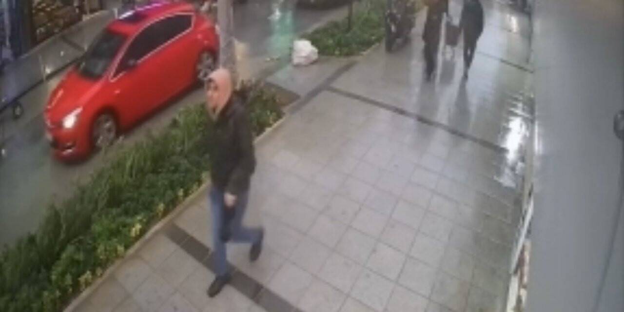 İstanbul’da lodosta dehşet anları kamerada: Çatı anne ile oğlunun üstüne uçtu