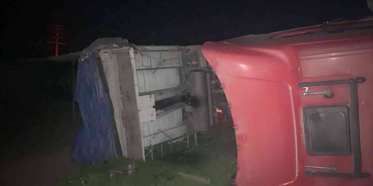 Şiddetli fırtına seyir halindeki tırı devirdi