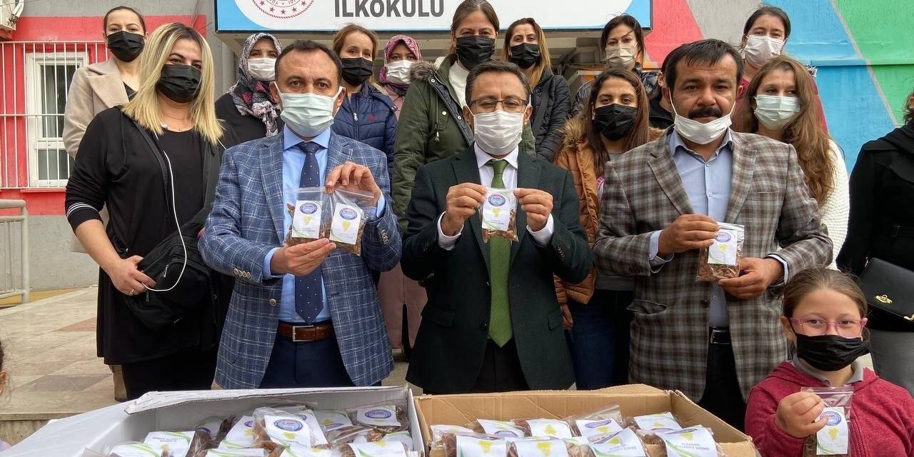 Alaşehirli öğrencilerden Elazığ’a üzüm hediyesi