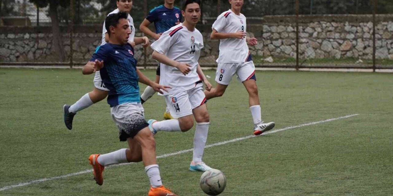 Manisa’da Okul Sporları Genç Erkekler Futbol İl Birinciliği müsabakaları başladı