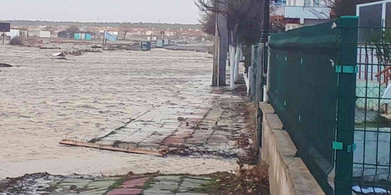 Deniz taştı, yollar kapandı, suyun evlere girmesine ramak kaldı