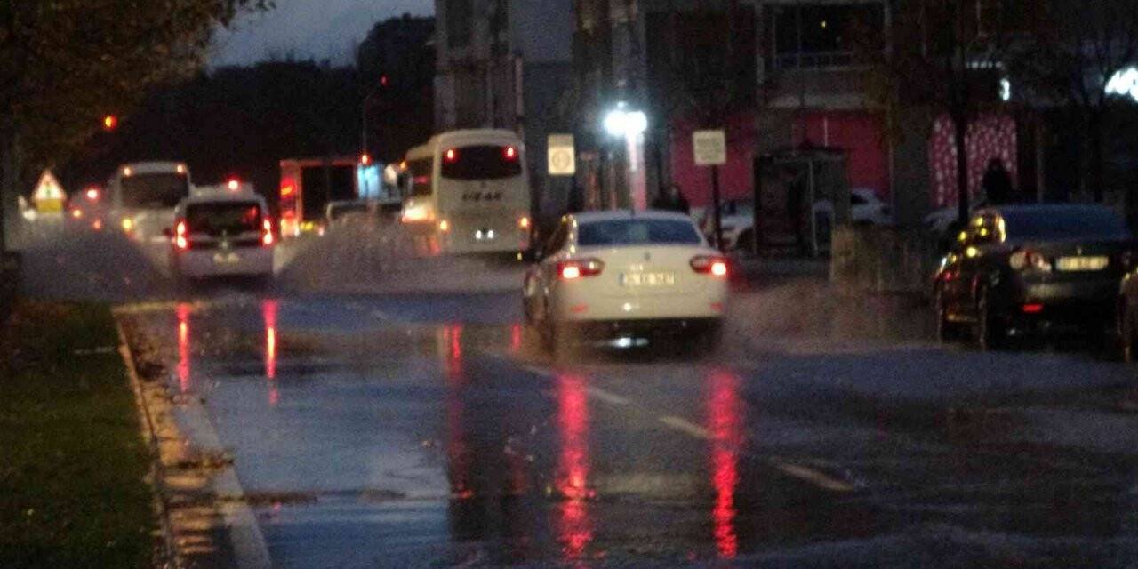 Tekirdağ’da yağmur caddeleri göle çevirdi