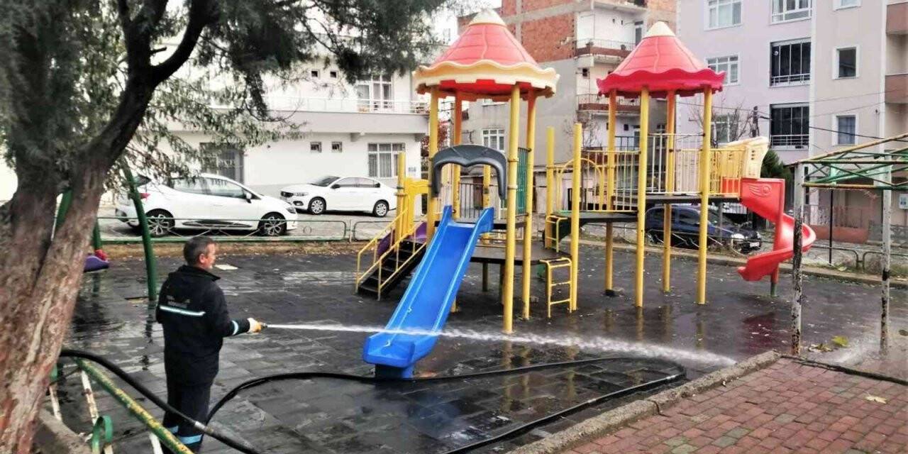 Çocuk parkları dezenfekte ediliyor