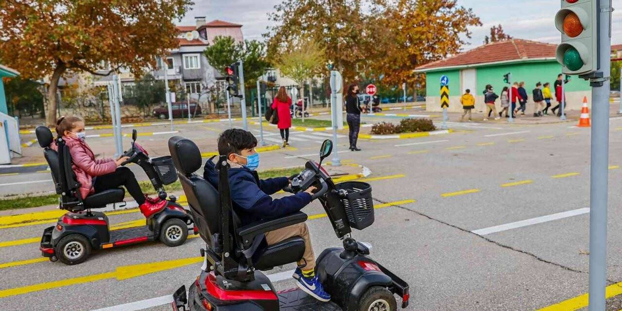 Trafik kurallarını eğlenerek öğreniyorlar