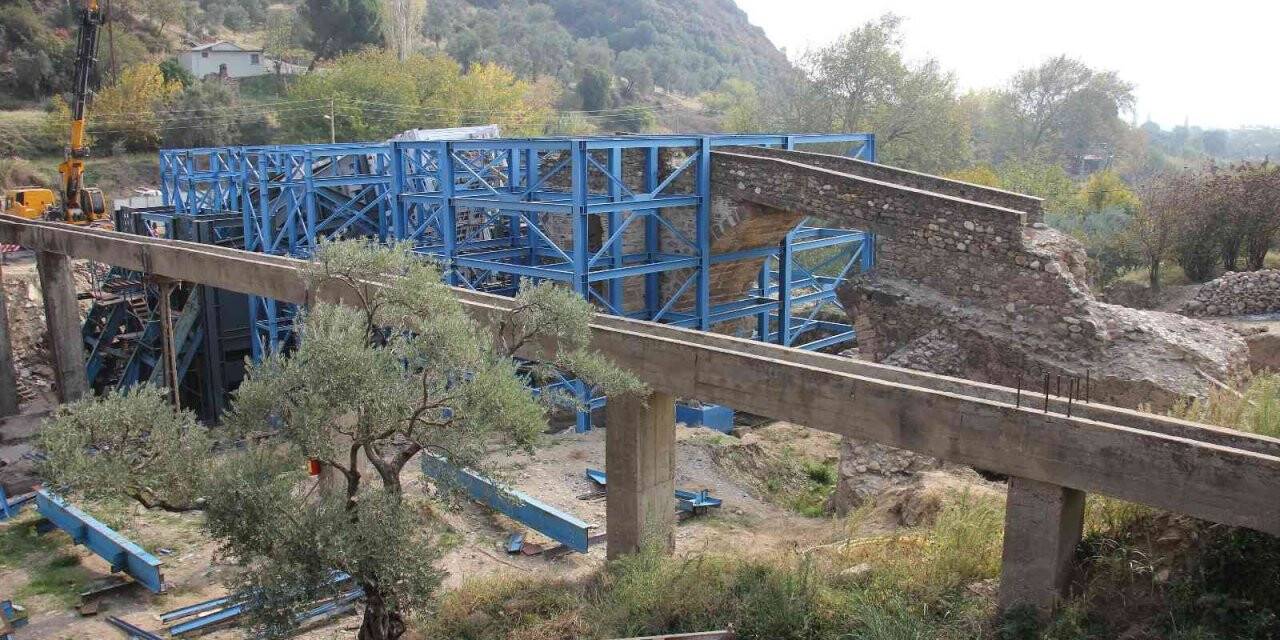 Tarihe tanıklık esen köprünün restorasyon çalışmaları sürüyor