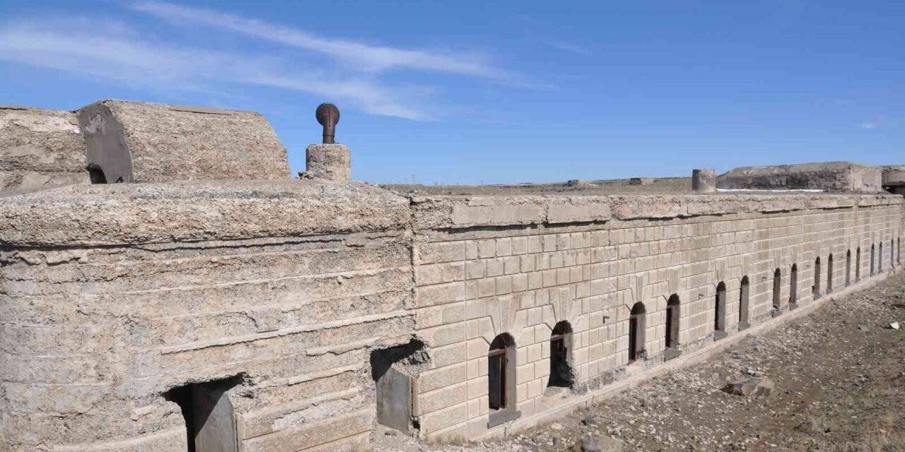Kars’ta 271 yıllık tabya yok oluyor