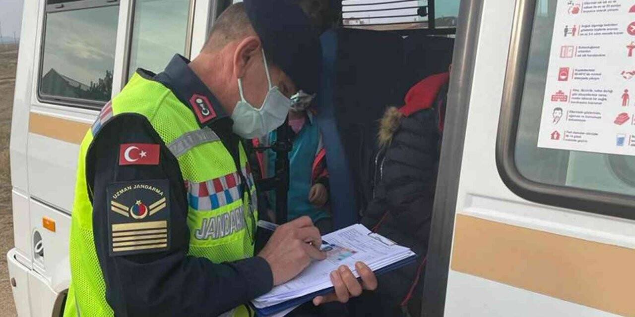 Kırıkkale’de jandarma okul servis araçlarını denetledi