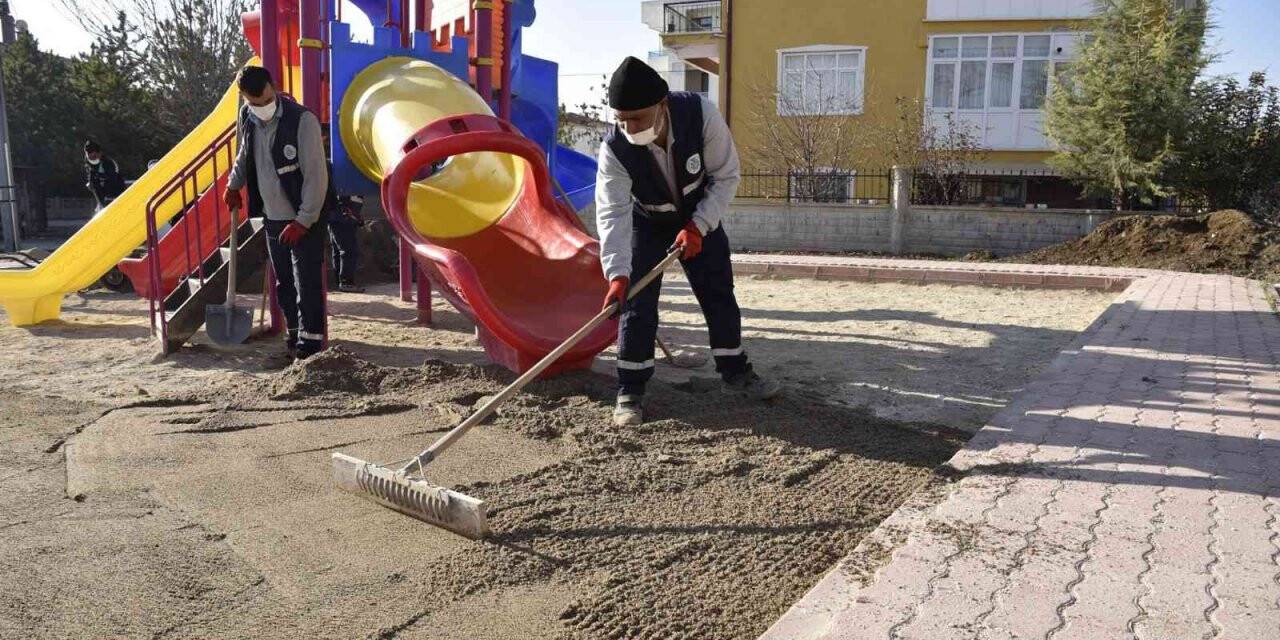 Selçuklu’da 71 çocuk parkının kumu değişti