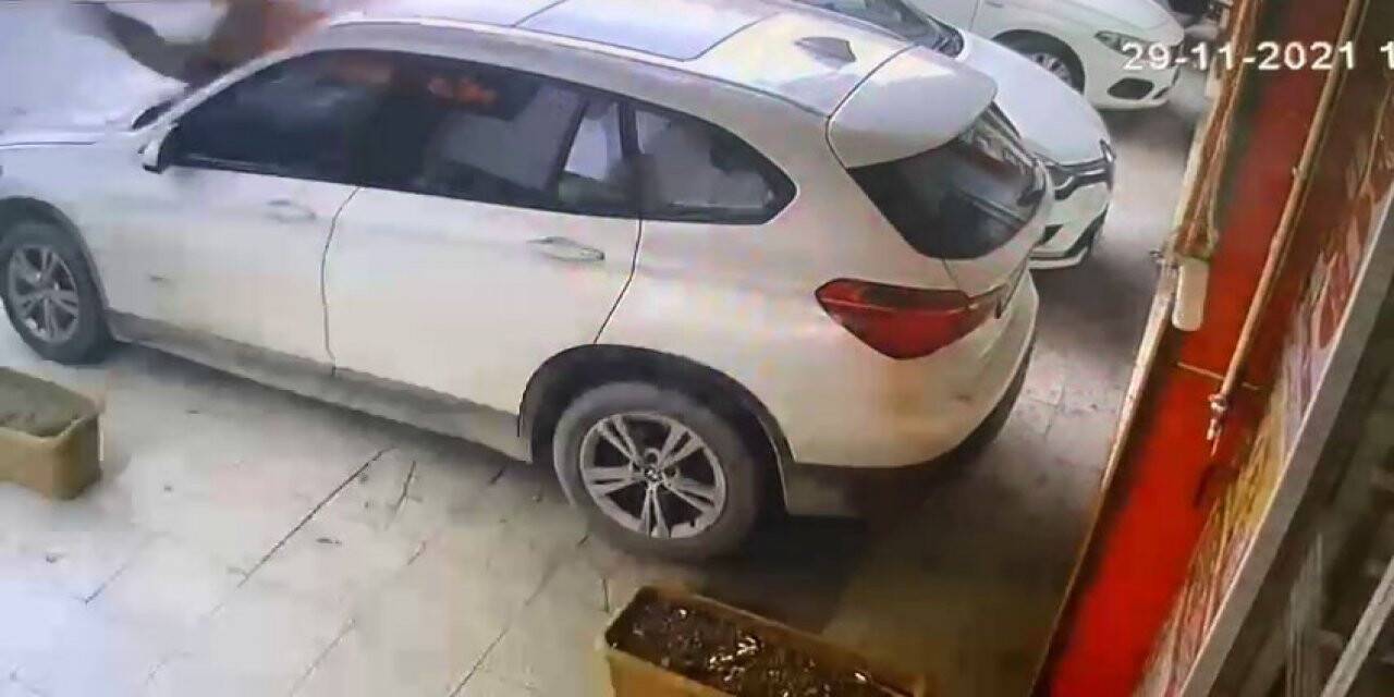 Esenyurt’ta fırtına felaketi: Çatıdan uçan 2 işçi yaralandı