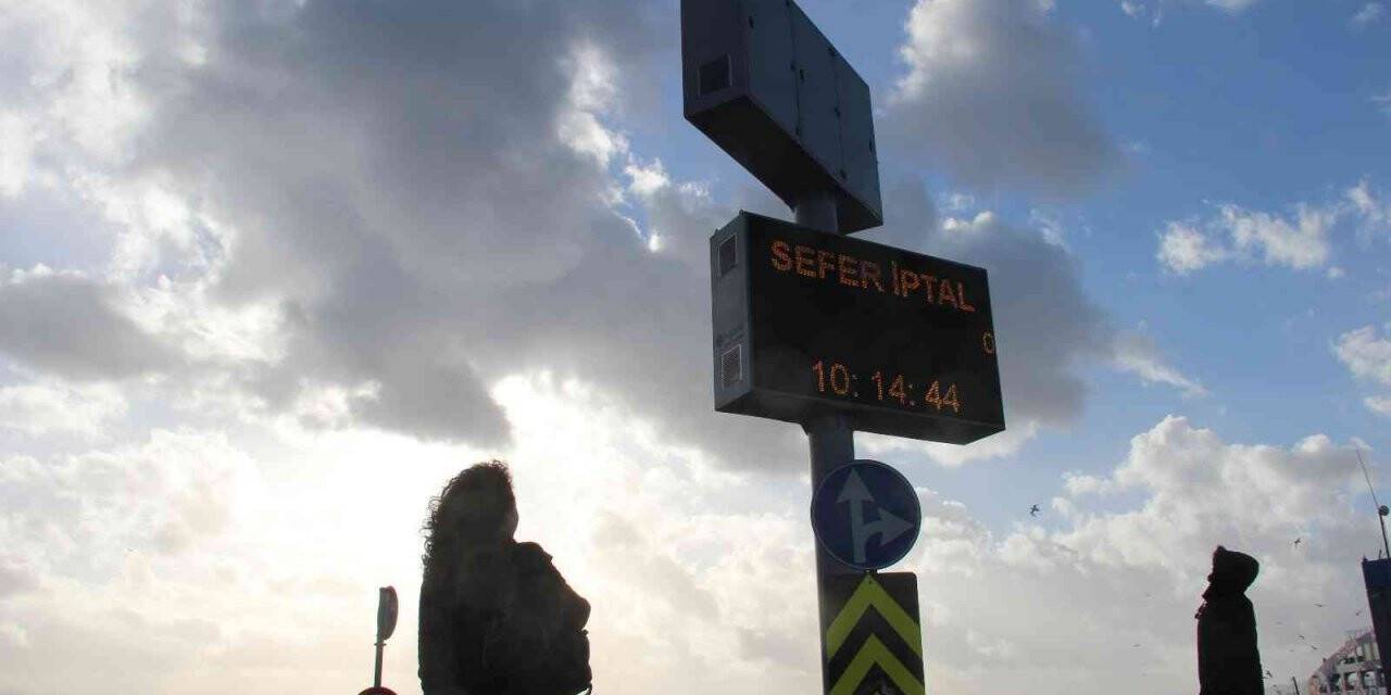 Karşıyaka’da deniz taştı, tramvay ve deniz seferleri iptal edildi