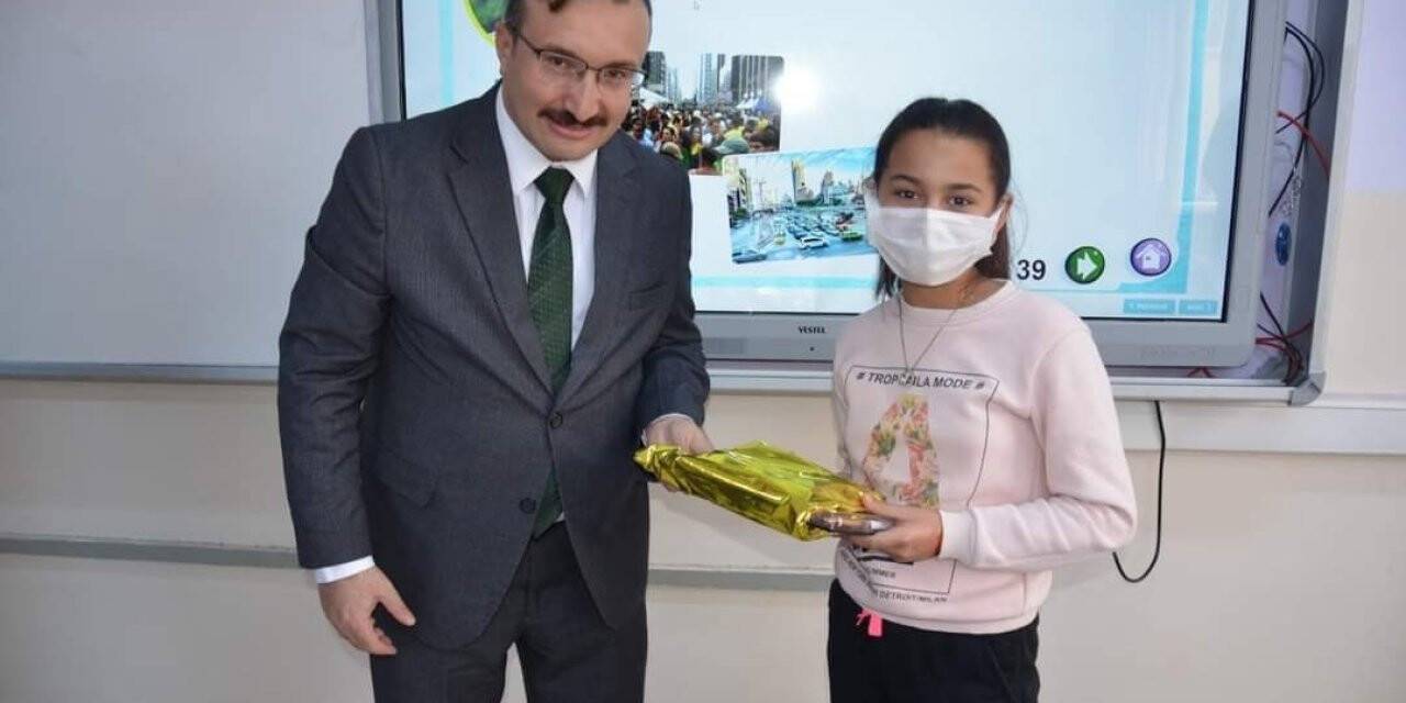 Başkan Doğan, başarılı öğrenciyi ödüllendirdi