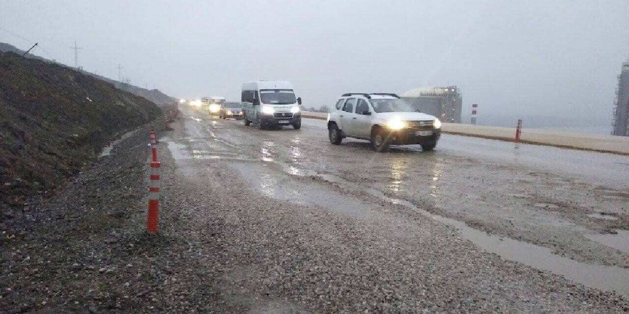 Fırtına ve yağış sonrası karayolu köstebek yuvasına döndü