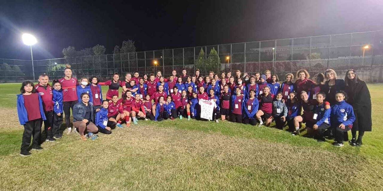 A Milli Kadın Futbol Takımı, Kır Çiçekleri ile buluştu