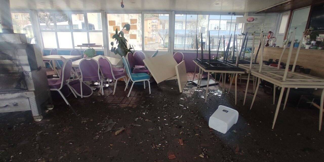 Şiddetli rüzgar kafeyi kullanılmaz hale getirdi