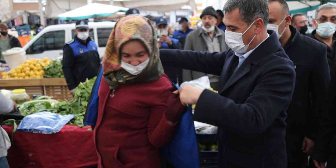 Başkan Şimşek’ten pazarcı esnafına iş gömleği