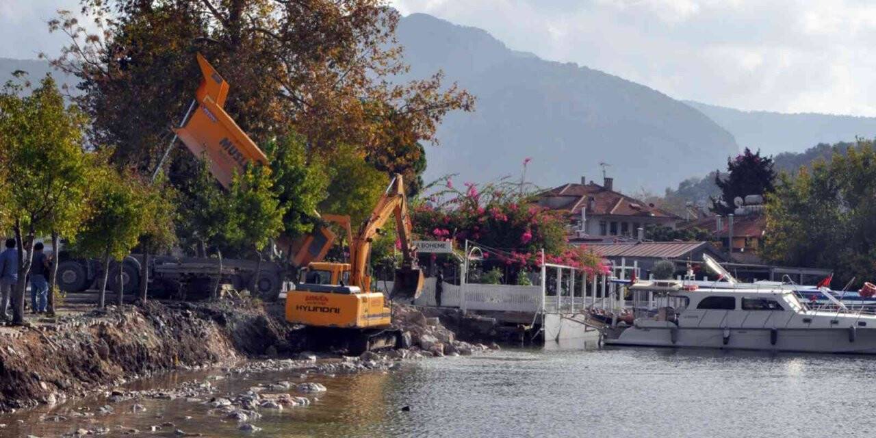 Dünyanın önemli doğal miraslarından biri olan Dalyan Kanalları’na kamyonlarla kum ve taş dökülüyor