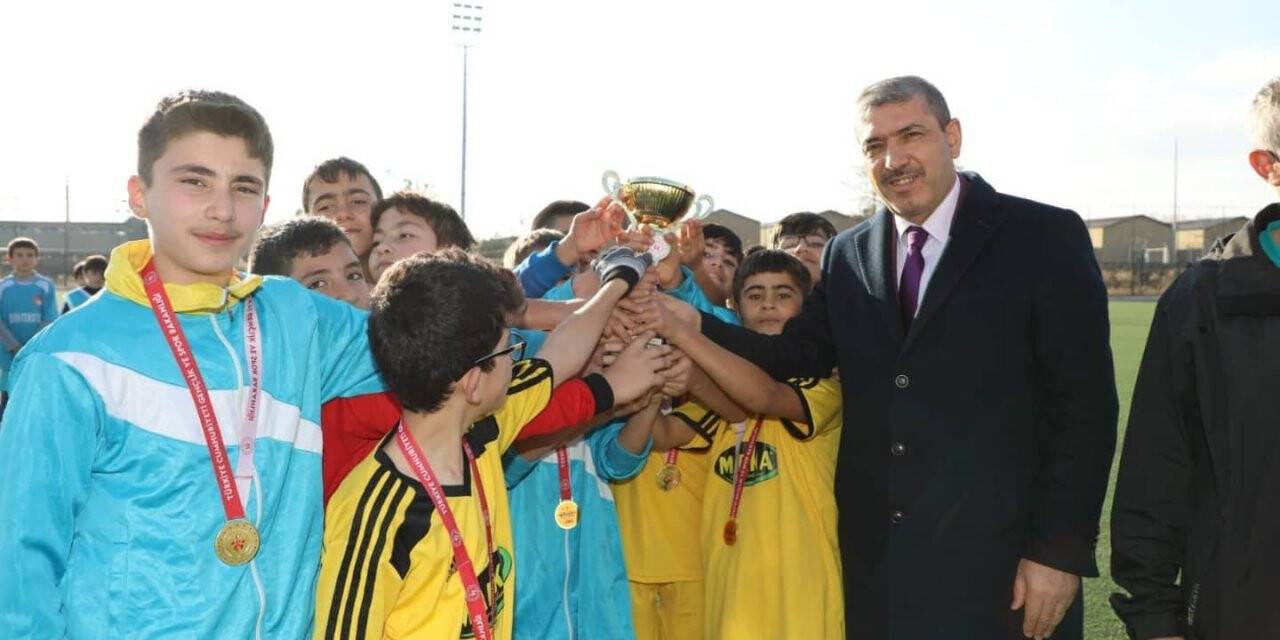 Sivas’ta düzenlenen Okullar Arası Futbol turnuvası sona erdi