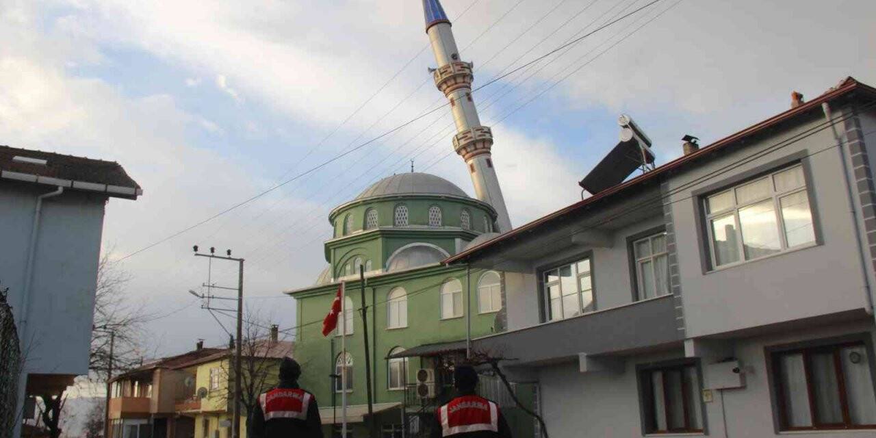 Caminin minaresi fırtınaya dayanamadı