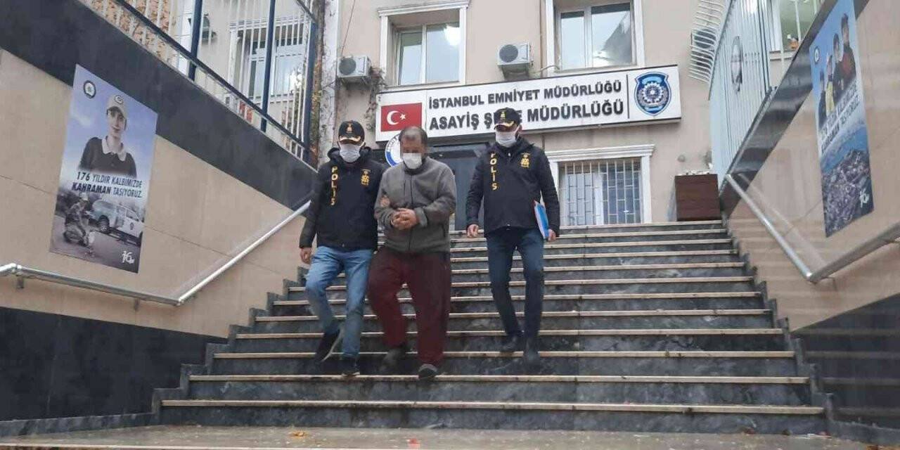 Park halindeki motosikleti minibüse yükleyerek çalan hırsızlık çetesi kamerada