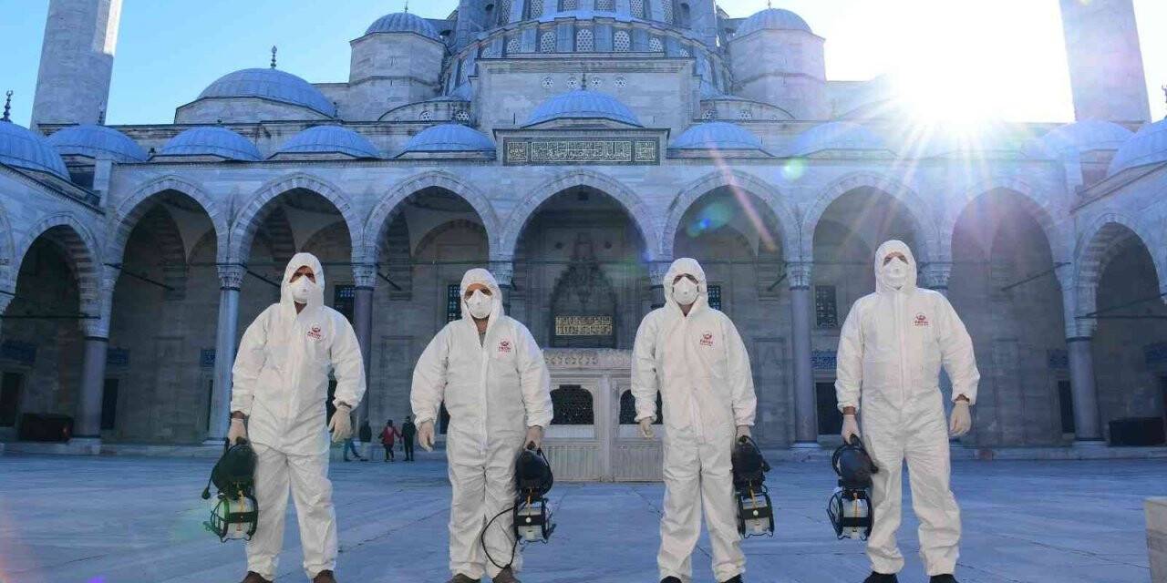 Fatih’teki camiler ve ibadethaneler dezenfekte edildi
