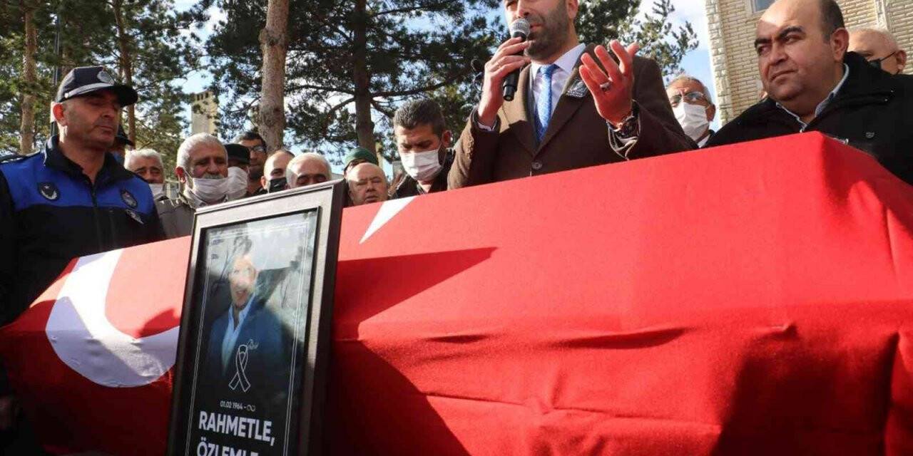 Ölen başkan için Belediye binası önünde tören düzenlendi