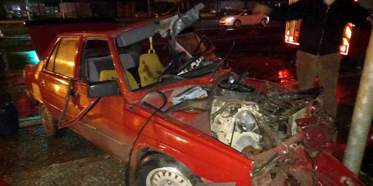 Arızalanan ve yol kenarına çekilen otomobile tır çarptı: 2 ağır yaralı