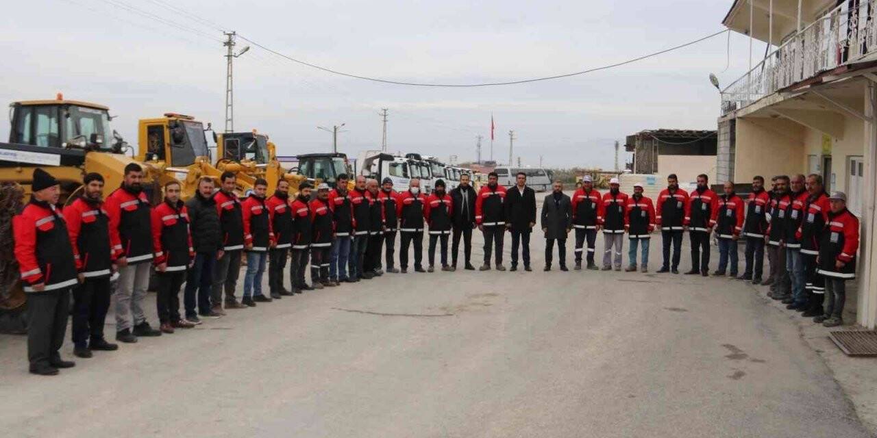 Edremit Belediyesi 22 iş makinesi ve 63 personelle kışa hazır