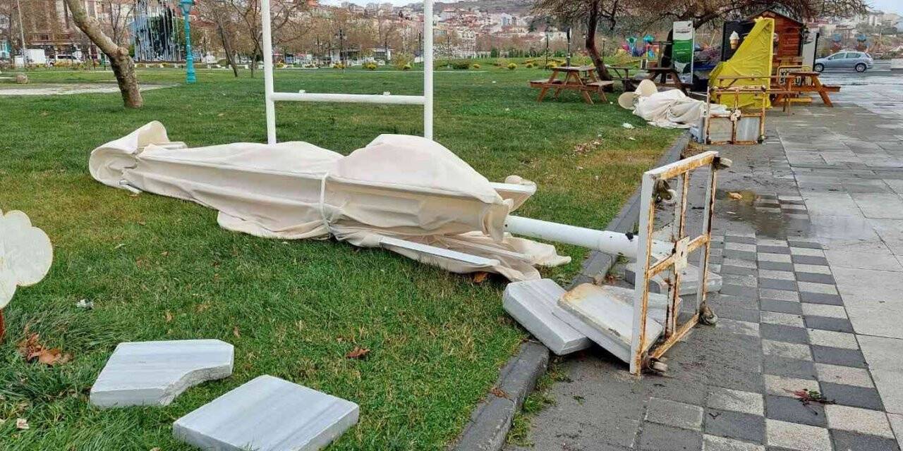 Dev şemsiyeler uçtu, mermer taşları yerinden oynadı