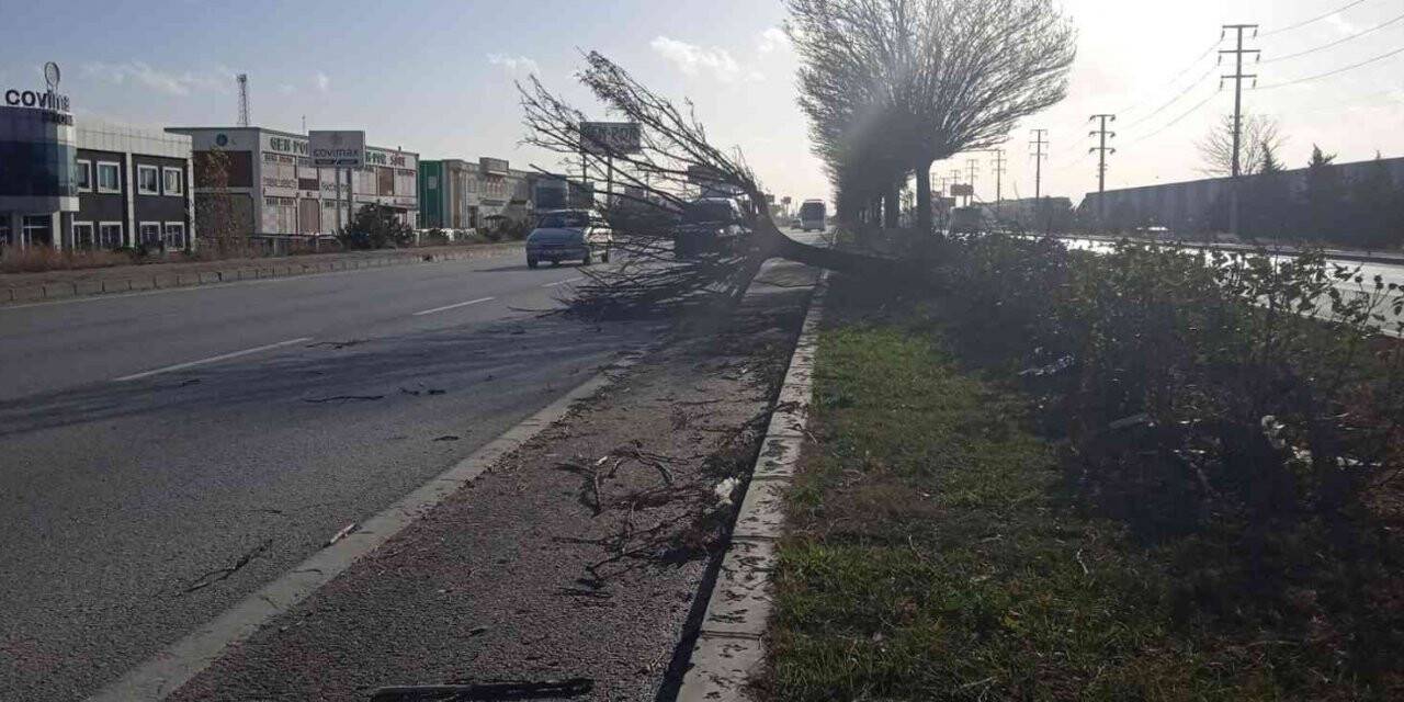 Afyonkarahisar-Konya yolunda fırtına etkili oldu