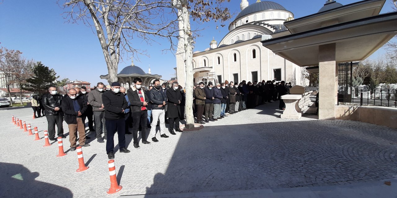 Konya'da koronavirüs nedeniyle vefat eden öğretmen defnedildi