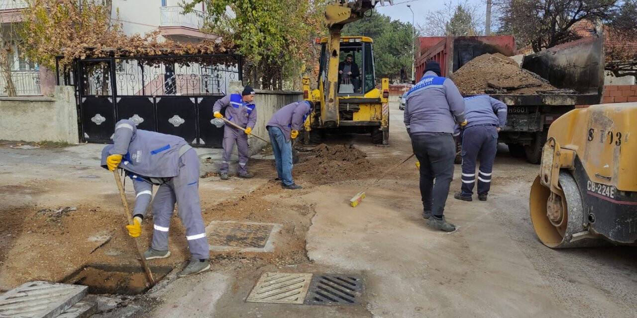 Beyşehir Belediyesi drenaj ve mazgalları temizliyor