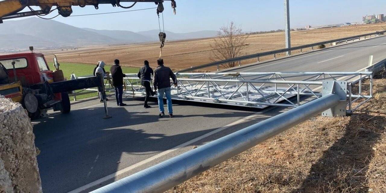 Karaman’da devrilen EDS levhası şehirlerarası yolu trafiğe kapattı