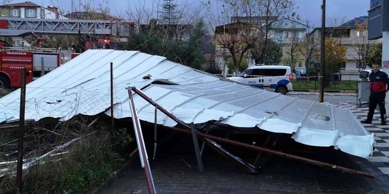 Soma’da fırtına çatıyı uçurdu