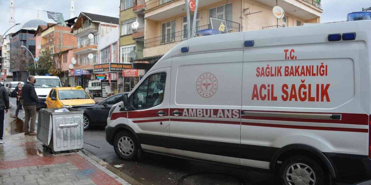 Kaygan zemin kazayı getirdi, taksici hafif yaralandı