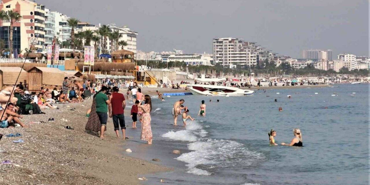 Antalya turizmde Akdeniz’e kıyısı olan rakiplerini geride bıraktı