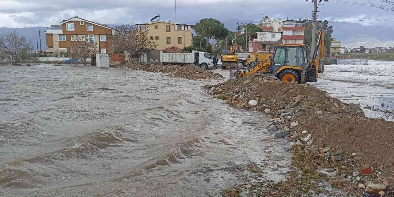 Denizin taşmasını önlemek için adeta baraj yaptılar