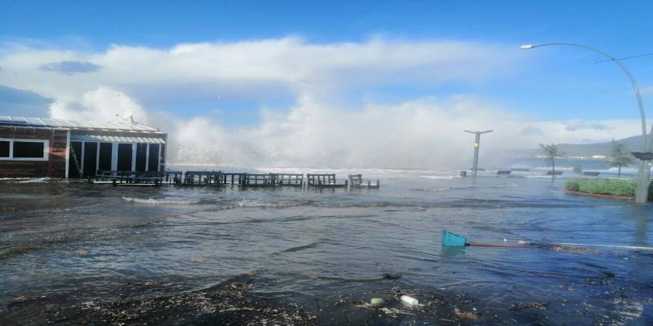Erdek’te fırtına şiddetini sürdürüyor