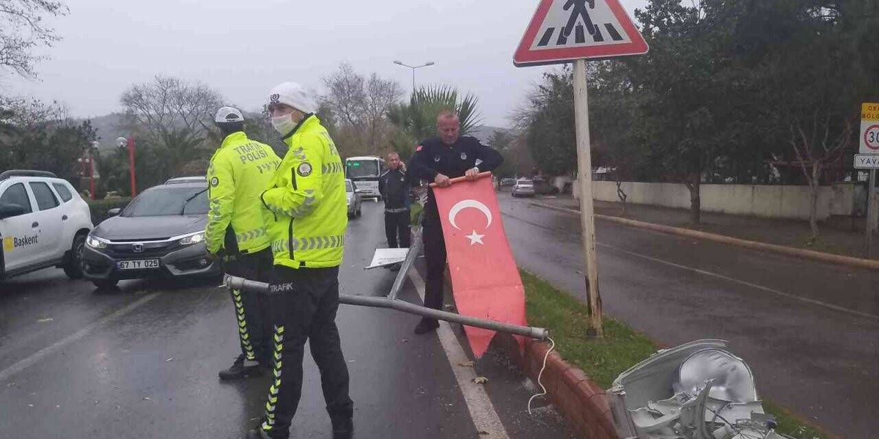 Zabıtanın Türk bayrağı hassasiyeti