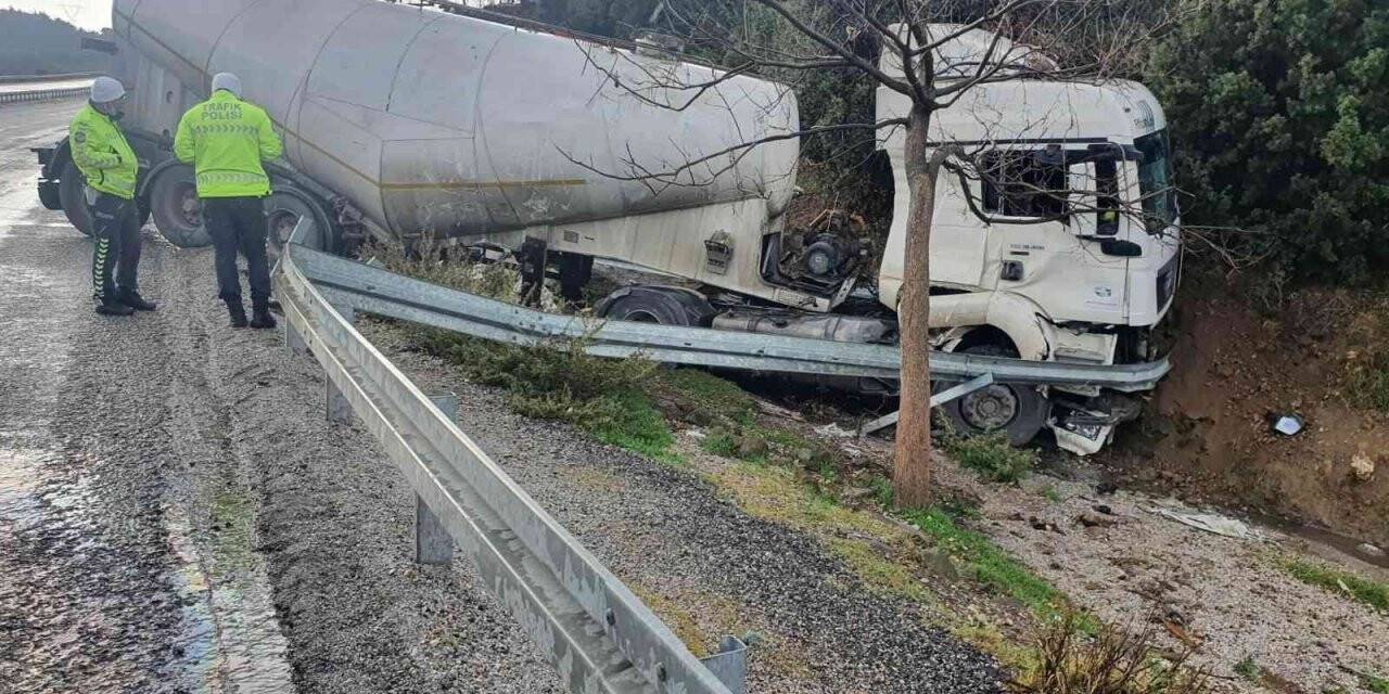 Çimento mikser kamyonu yoldan çıktı: 1 yaralı