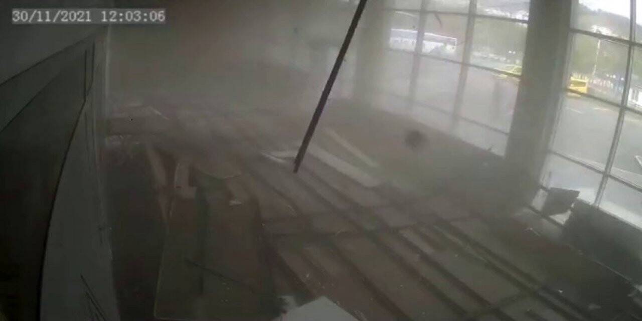 Facia kıl payı atlatıldı, şehirler arası otobüs terminalinin çatısı çöktü