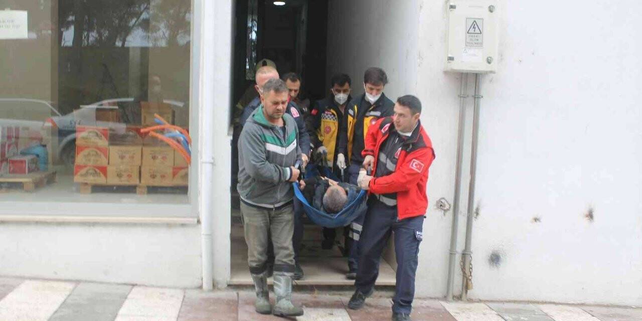 Çatıdan merdiven boşluğuna düşen usta yaralandı