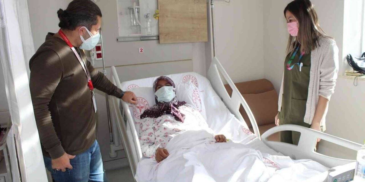 Karın ağrısı şikayetiyle hastaneye gitti, karnından 5 kilo 120 gramlık kist çıkarıldı