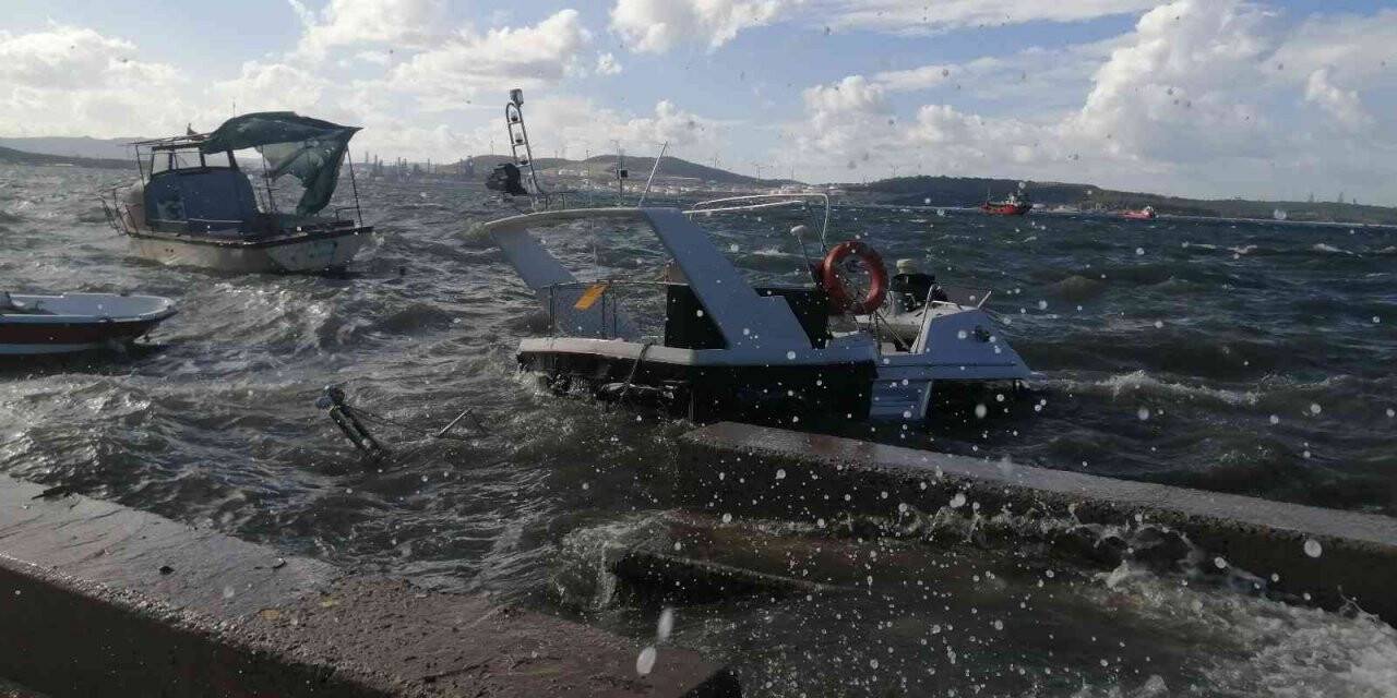 İzmir’de fırtına nedeniyle tekneler battı