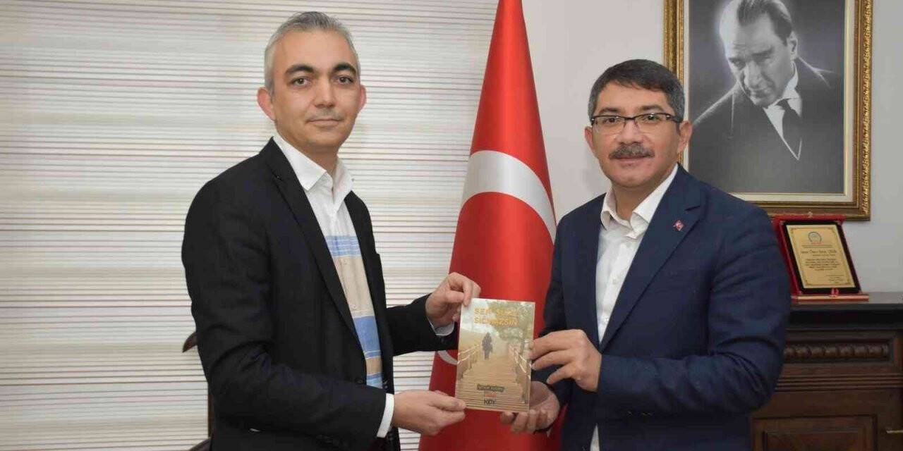 Şiir kitabını Başkan Çelik’e hediye etti