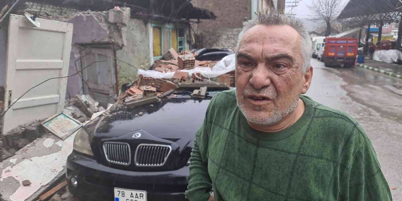 Karabük’te fırtına çatıları uçurdu, ağaçları ve duvarları yıktı