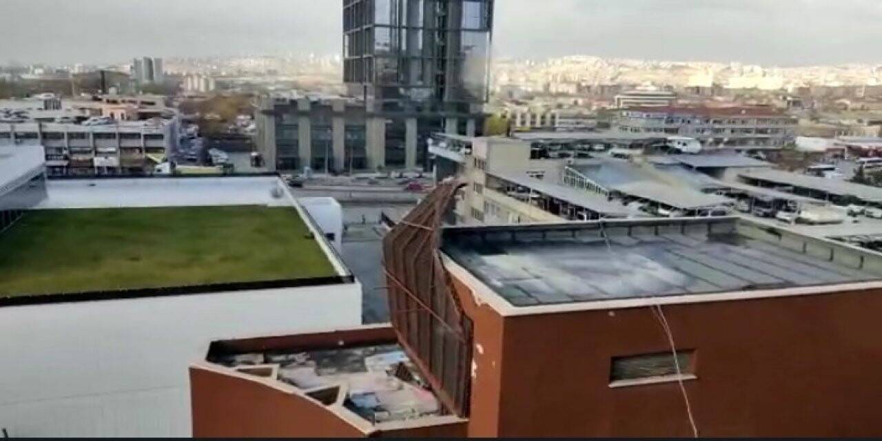Ankara’da şiddetli rüzgar bir iş merkezinin çatısını uçurdu