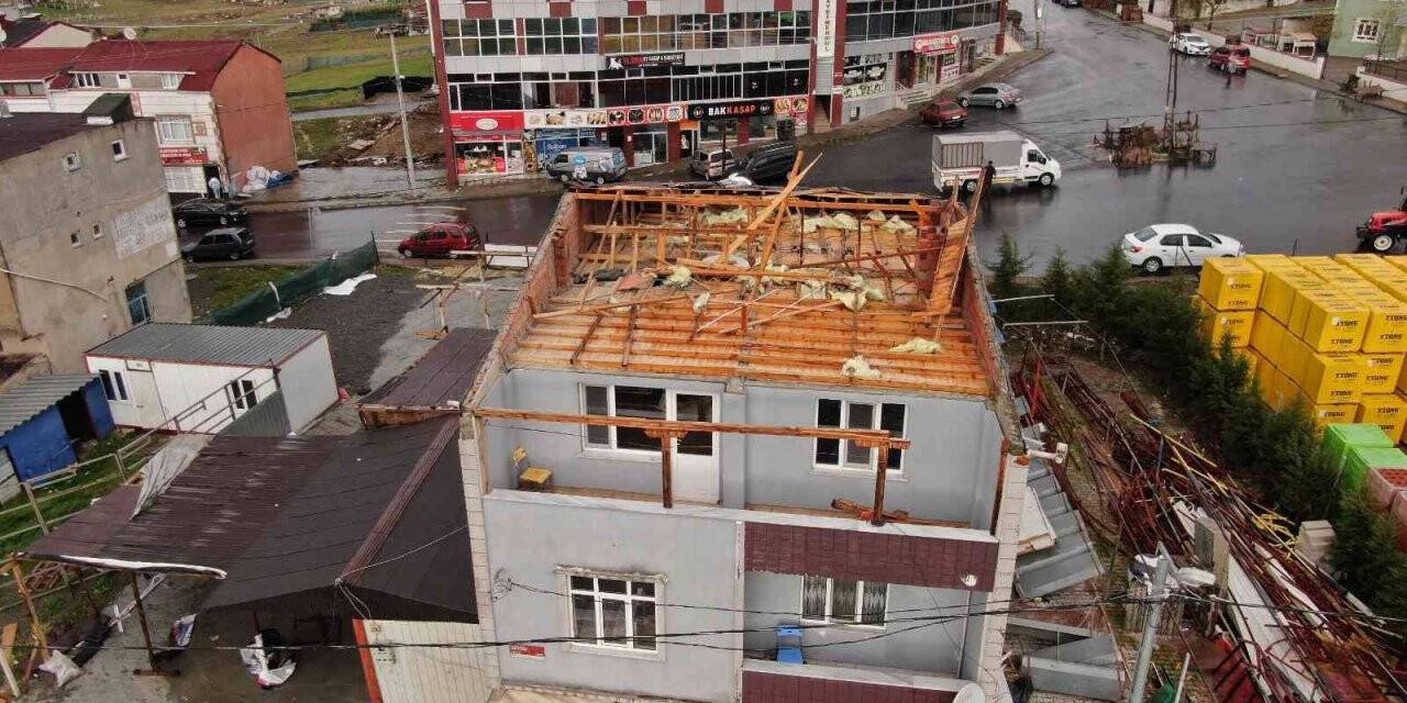 Arnavutköy’de lodosta çatısı uçan evler drone ile görüntülendi