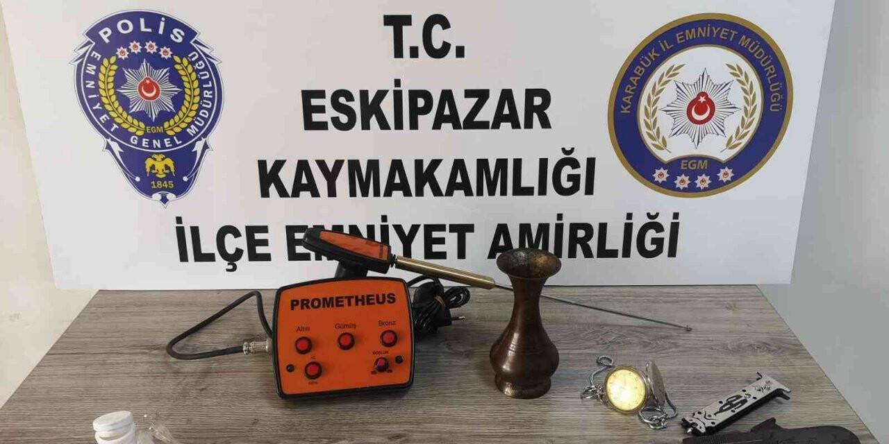 Uygulamada durdurdukları araçtan dedektör ve uyuşturucu ele geçirildi